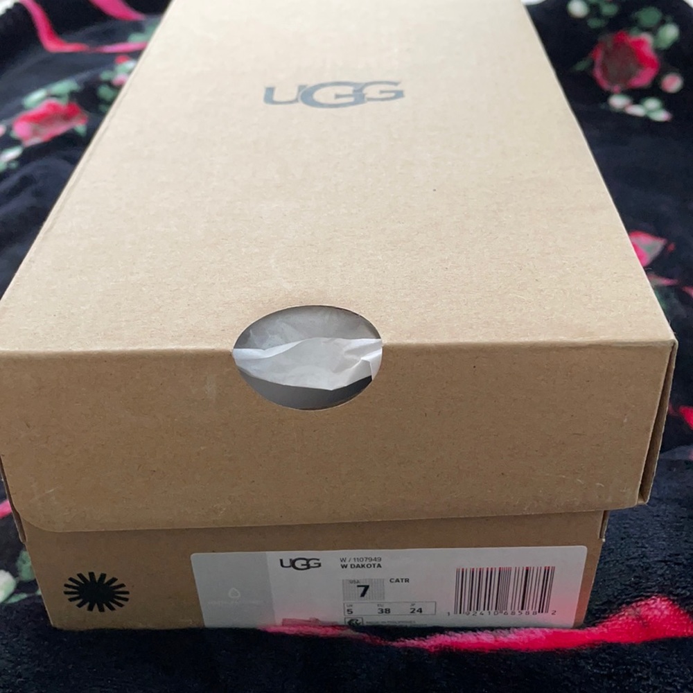 NEW NEVER WORN UGG MOCCASINS